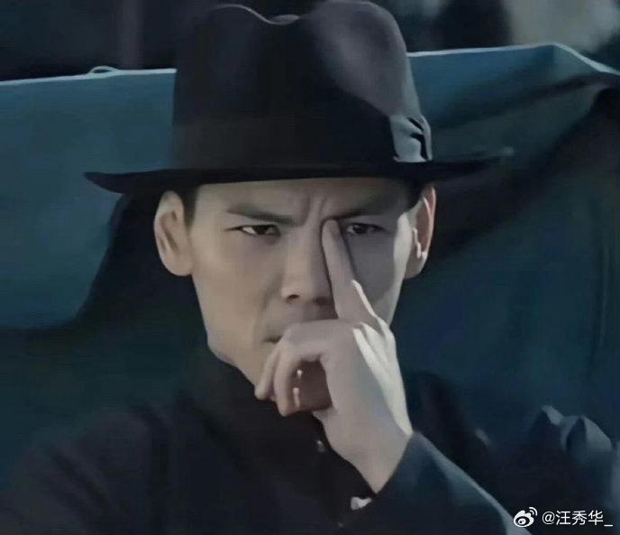 #向佐戴许文强同款帽子#看来向佐的时尚品味很独特呢，居然和经典角色许文强撞款了！