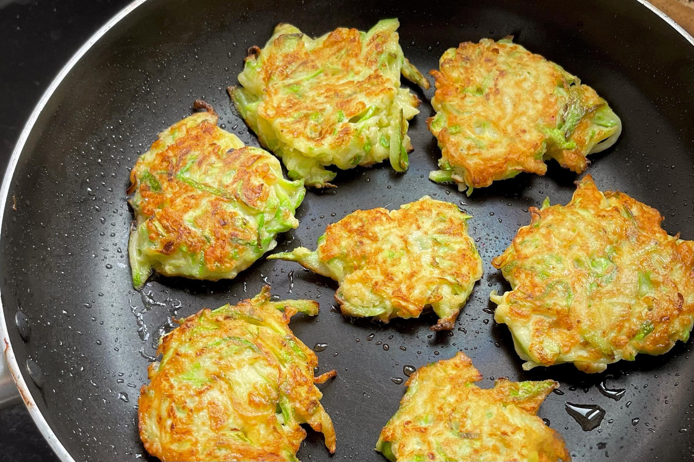 中午搞了个zucchini fritters，做完寻思这不就是奶酪糊塌子么？果然