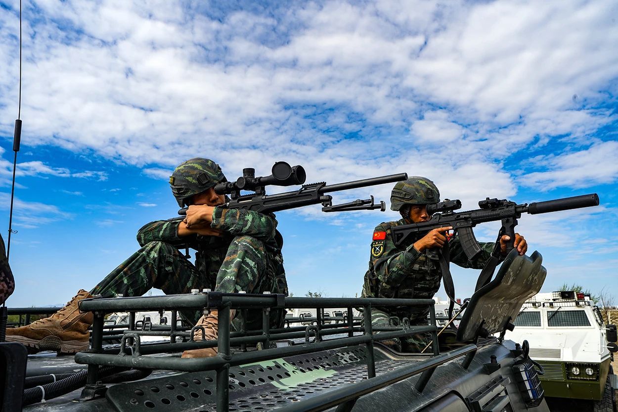 换瞄26W和带消带激光的带握把QBZ192（兵团武警）#烽火问鼎计划# ​​​