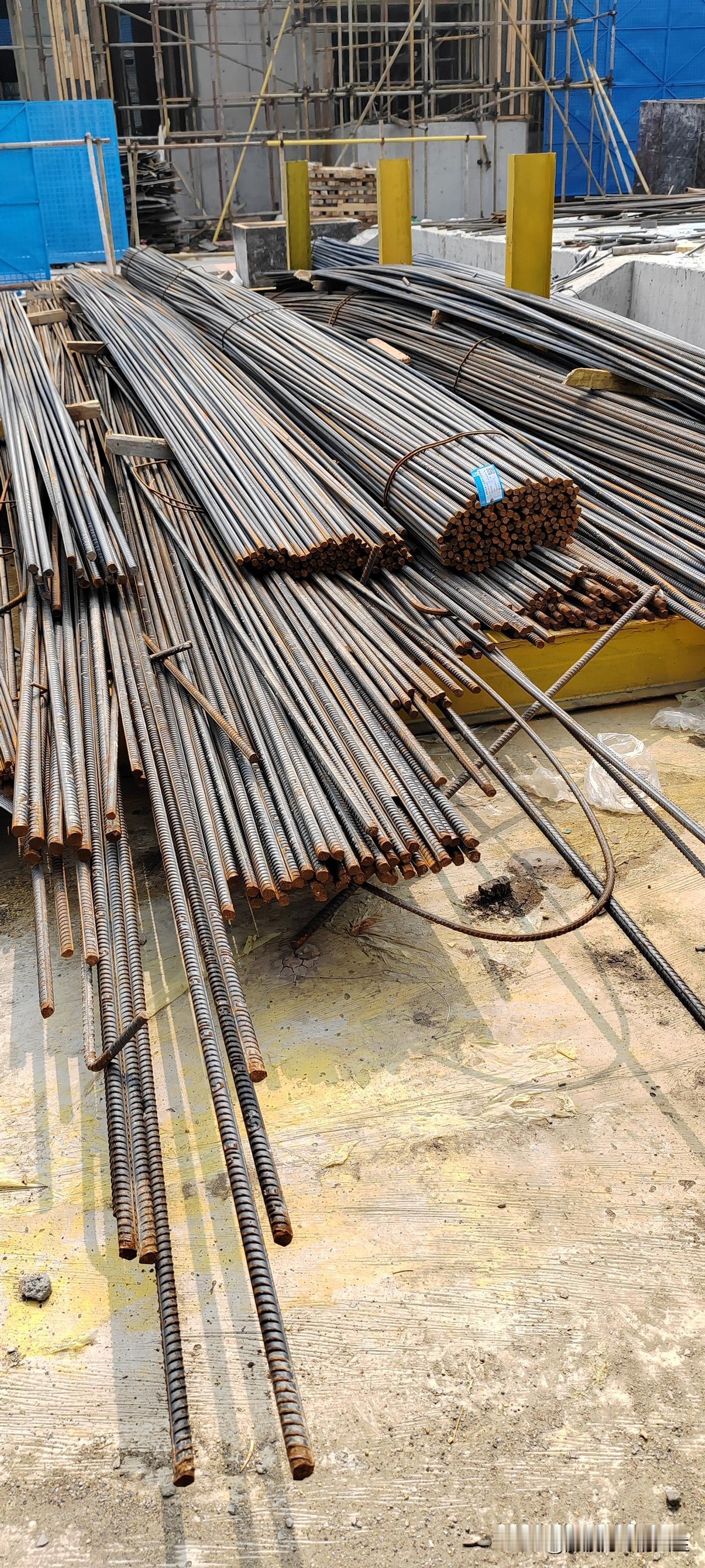 在工地上干活，钢筋工下长料，别闷头蛮干！先喊一声再动手。

大家好，我是筋疲力尽