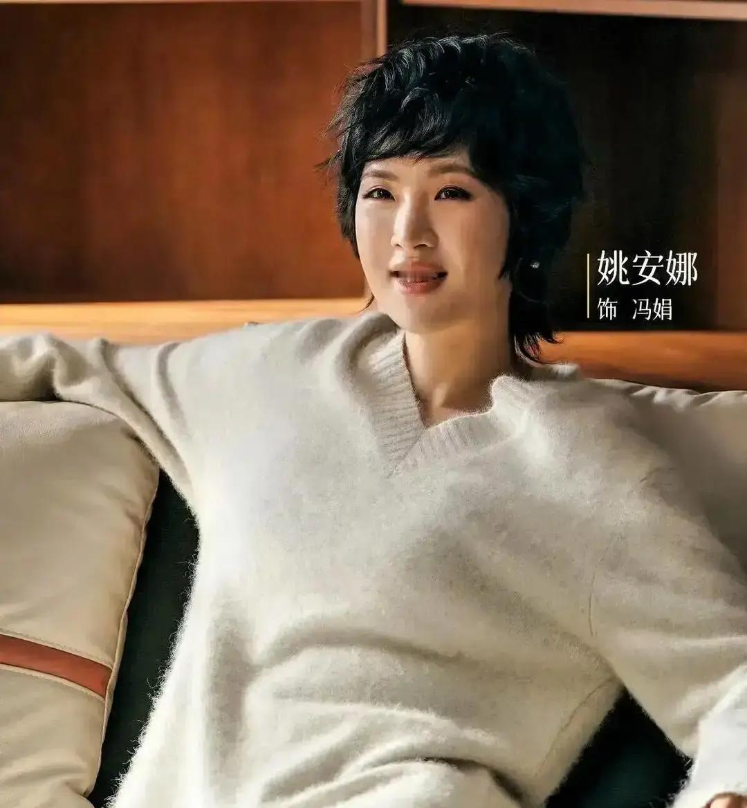 一杯咖啡30块，群演抢着买单
 
横店影视城凌晨四点，姚安娜的剧组咖啡车前排了八