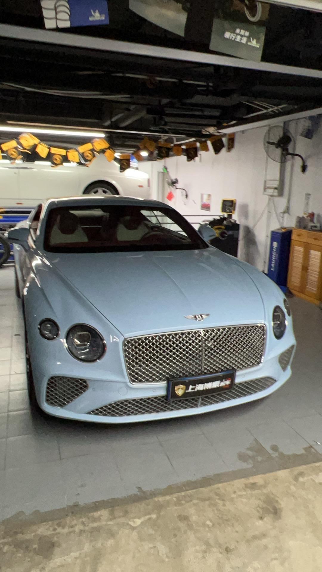 最美宾利欧陆GT.最新拿下宾利欧陆 GT 炫蓝外观（baby blue）白红双拼内饰 穆勒包 头枕刺绣 等等 23年上牌准新车一台 可遇不可求