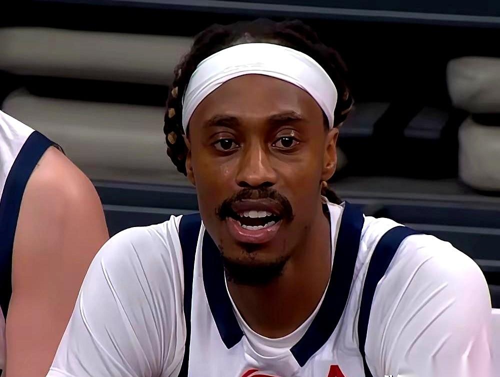 客场落后16分，计时器上的数字冰冷刺眼，青岛主场的声浪几乎要掀翻顶棚。
广东队的