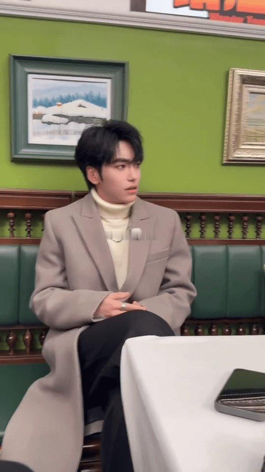 王鹤棣主动给邵子恒打板 《宇宙闪烁请注意》花絮藏着小温暖！邵子恒状态拘谨，王鹤棣