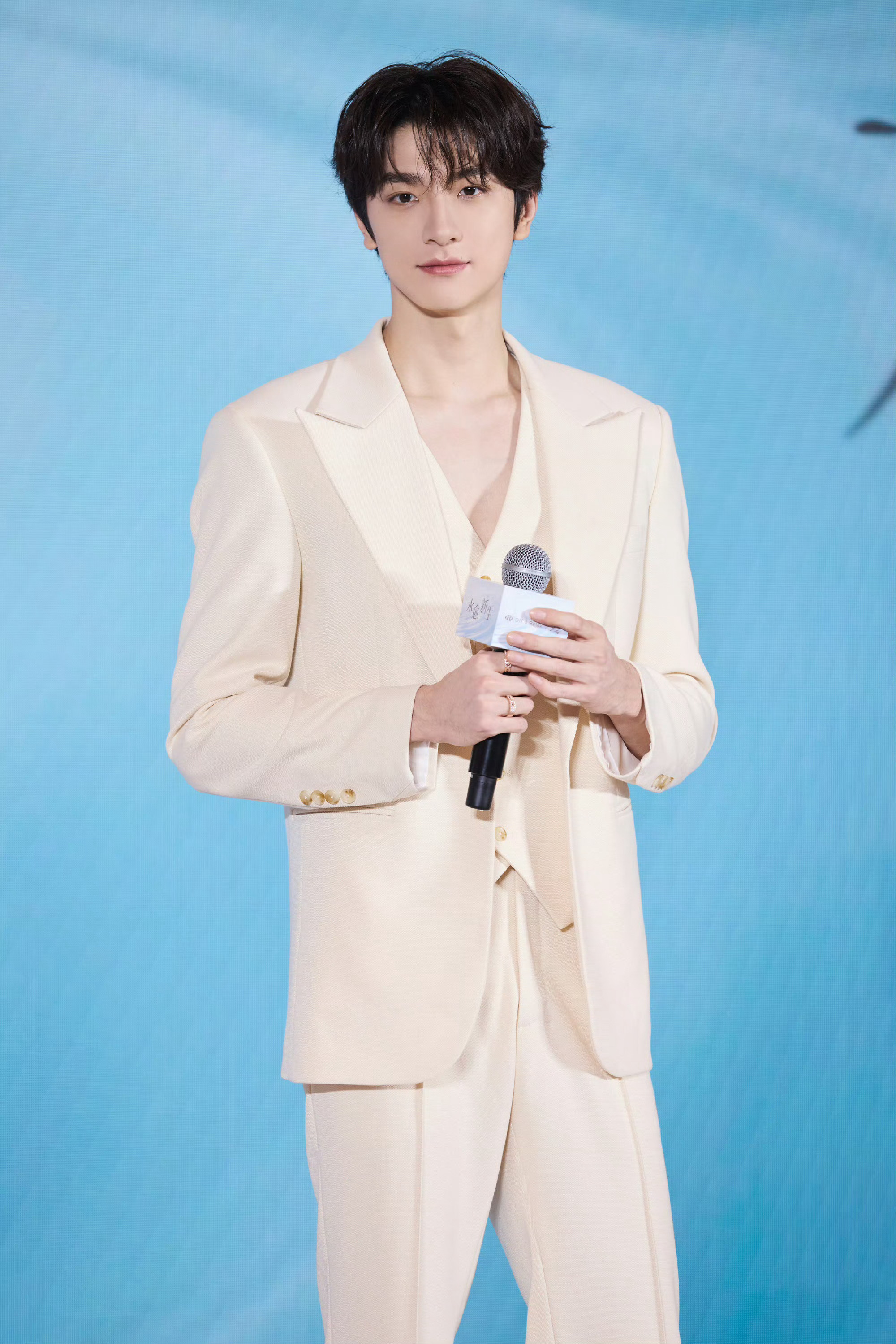 林一宛如人形立牌一样，板板正正！！这大长腿是我羡慕不来的[苦涩][苦涩] ​​​