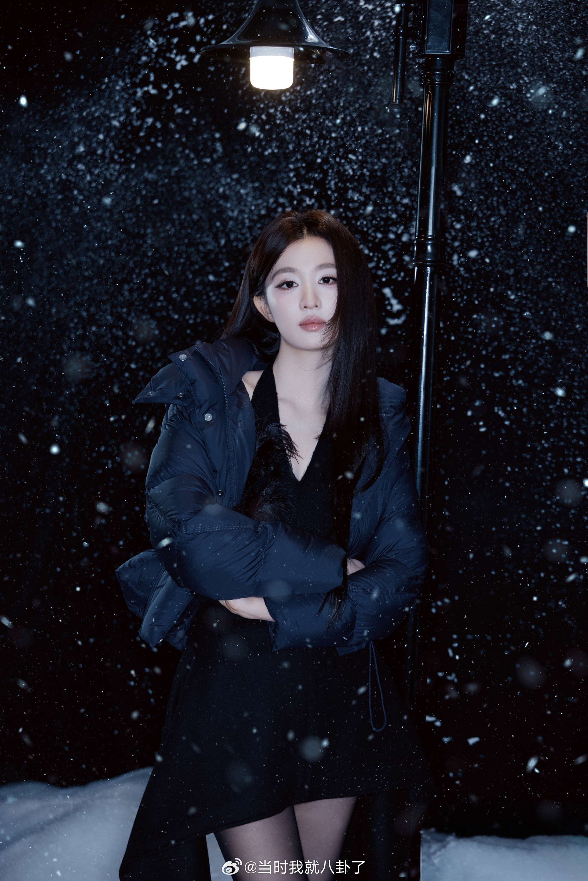 王楚然完美诠释优雅御姐！雪夜背景下她宛如神秘妖姬，黑色羽绒服搭配黑丝长靴，冷艳又