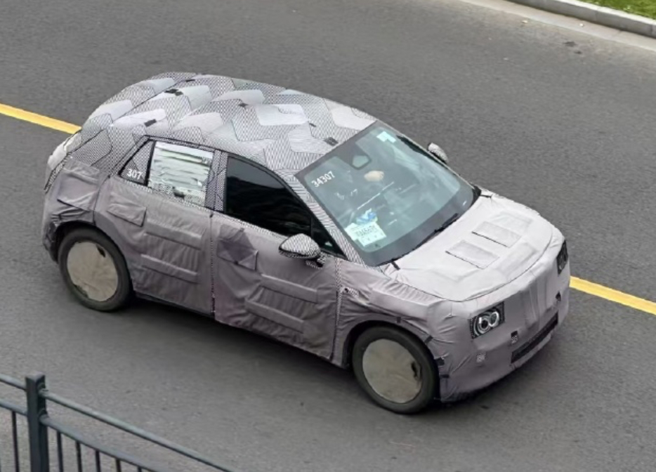 为什么斌哥会说，萤火虫不是用价格来换取市场，因为萤火虫它是一台精品小车。意味着，