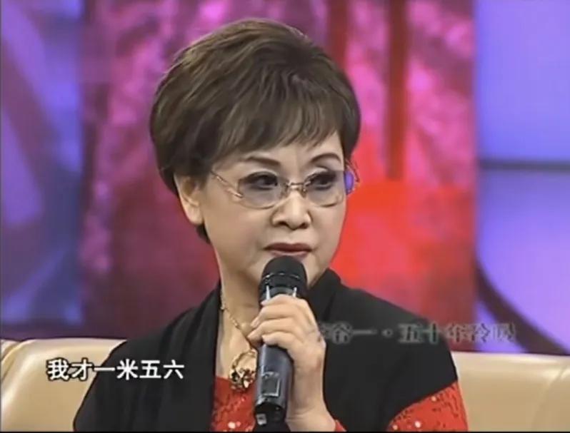 图一 李谷一说自己身高只1.56米，做舞蹈演员矮了点，但唱歌不受影响
图二 刘晓