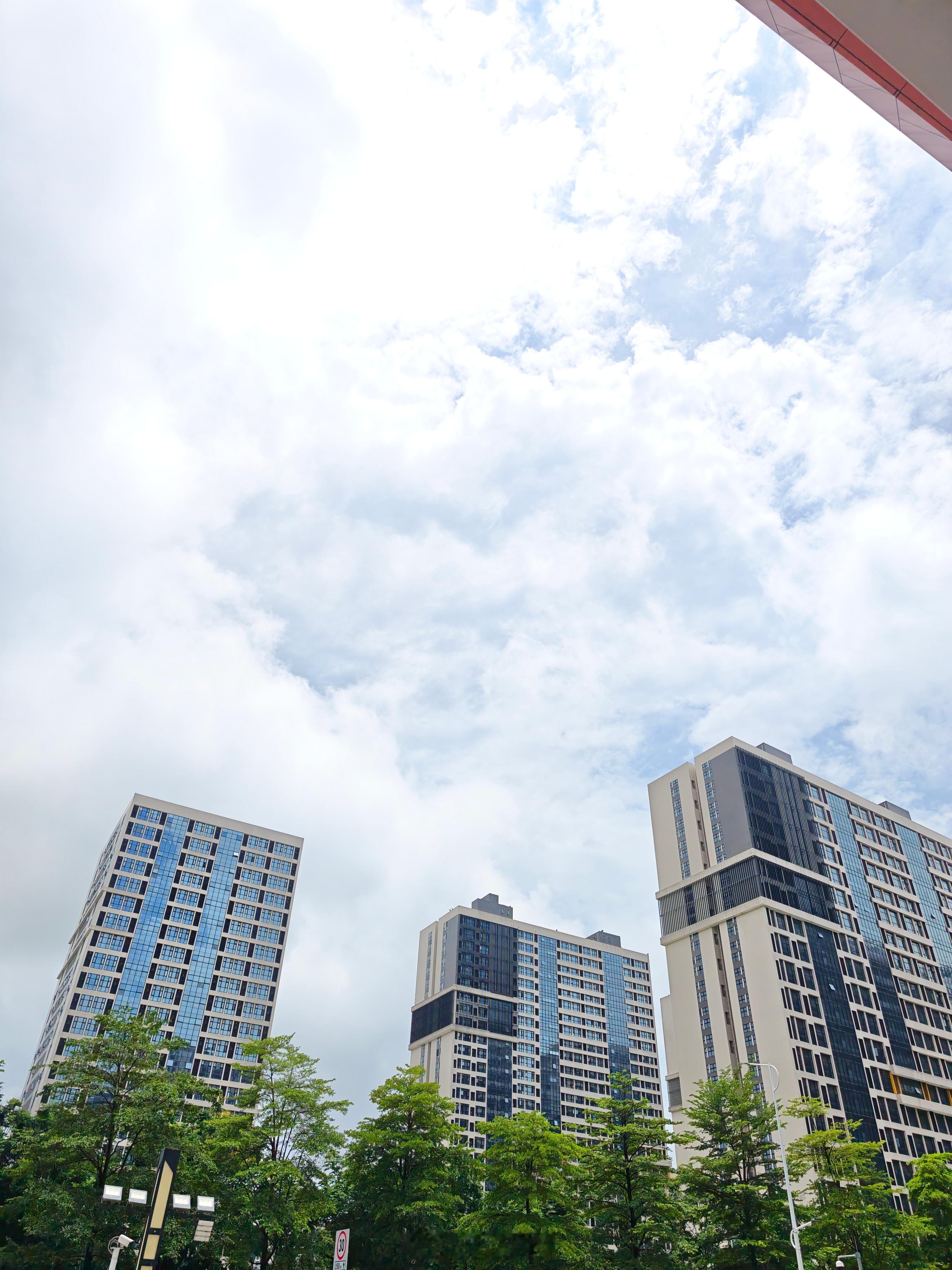 广州这个天气翻脸比翻书还快…出门吃个饭的时候还在下雨！吃完饭去买咖啡的时候阴沉沉
