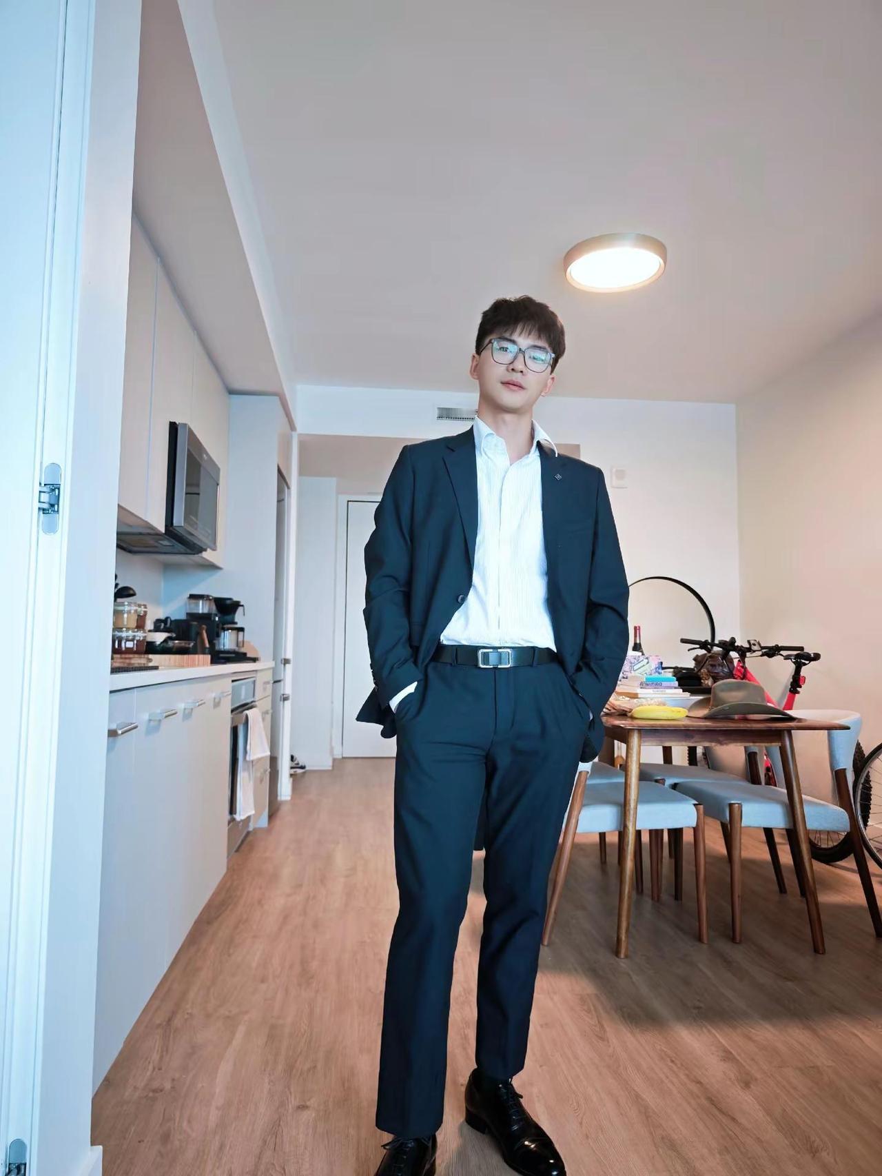 正装留子爱了吗？清理库存，大家帮忙选一下，哪张好看一些👀，预估下一组更有故事感