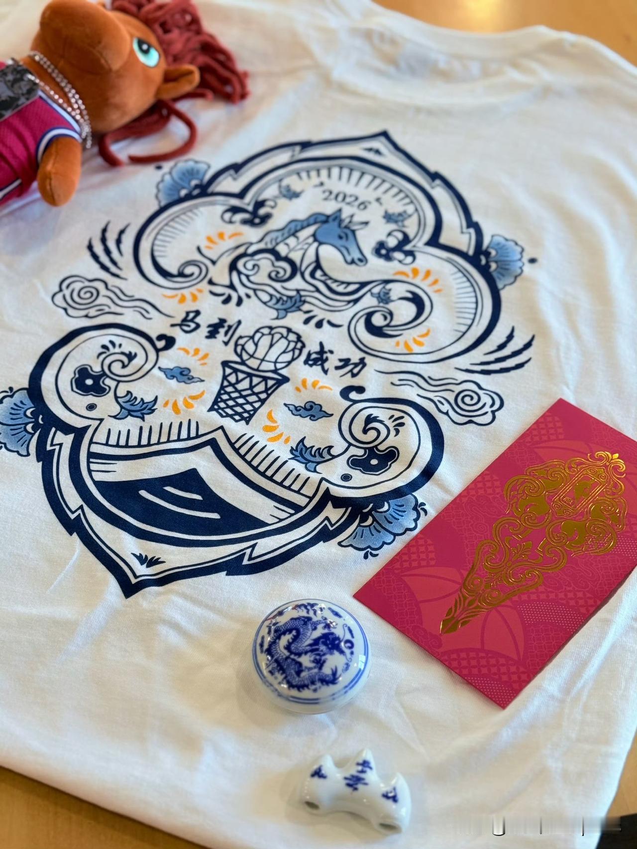 灰熊马年限定T恤新鲜出炉，灵感来自中国青花瓷元素，与灰熊经典蓝相结合。素胚勾勒出