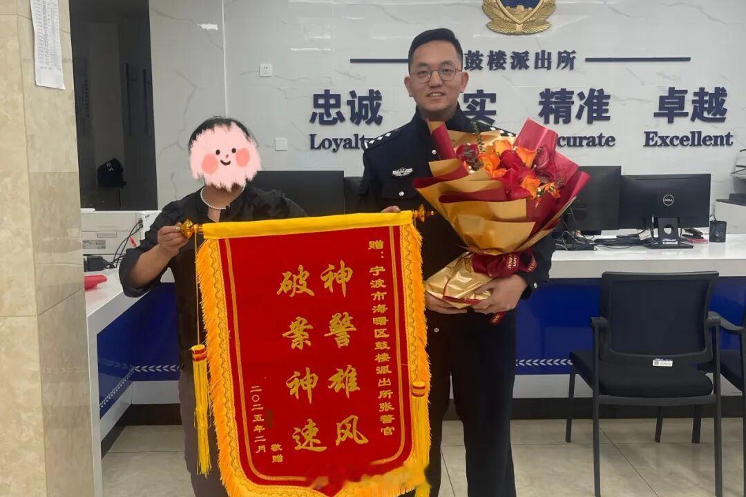 宁波海曙街头跪地救人的小伙真帅 近日，宁波海曙，鼓楼旁一男子突然倒地且无正常呼吸