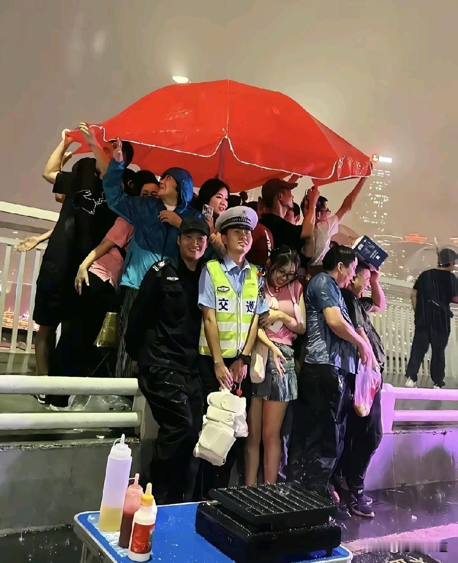 这是头两年的一张图片，图片主题是紧紧和人民站在一起。当然也可以换一个主题，是从人