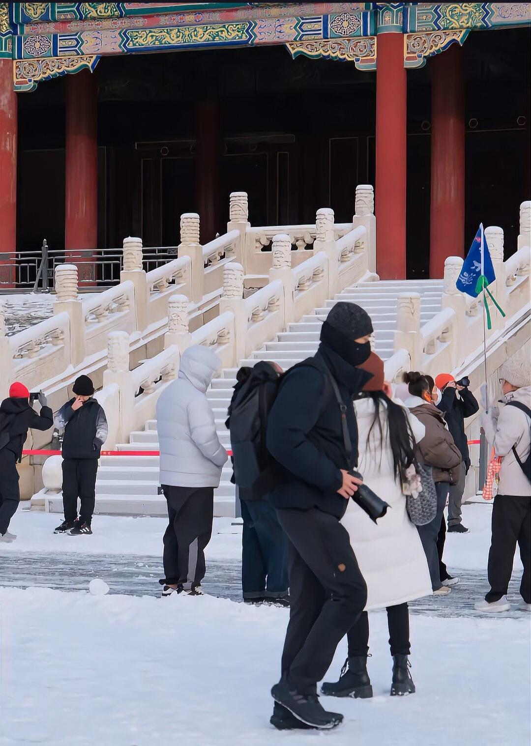 近日，故宫上演了一场奇遇记：游客们在雪中偶遇演员李现拍摄雪景，引发热议。这究竟是