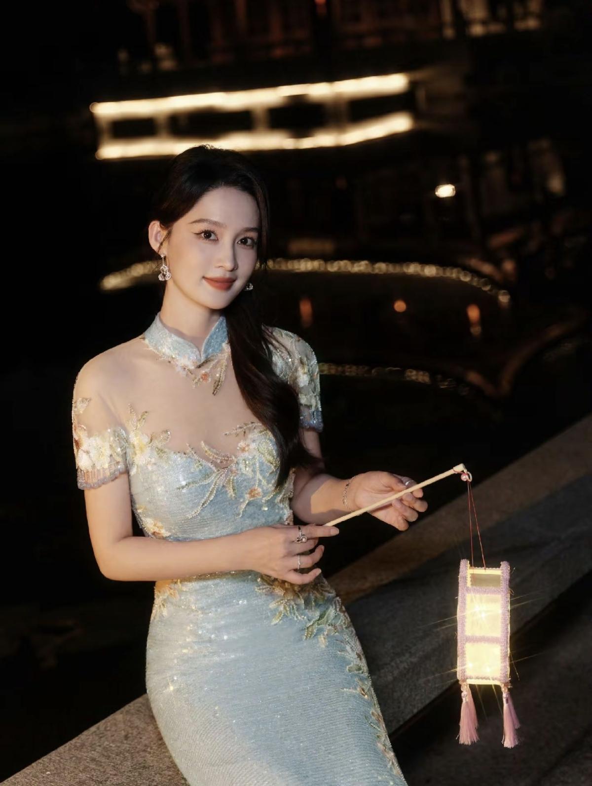 亭台夜色，花灯映人，李沁一身浅蓝绣花旗袍，尽显东方温婉气韵[比心][加一]娱乐明