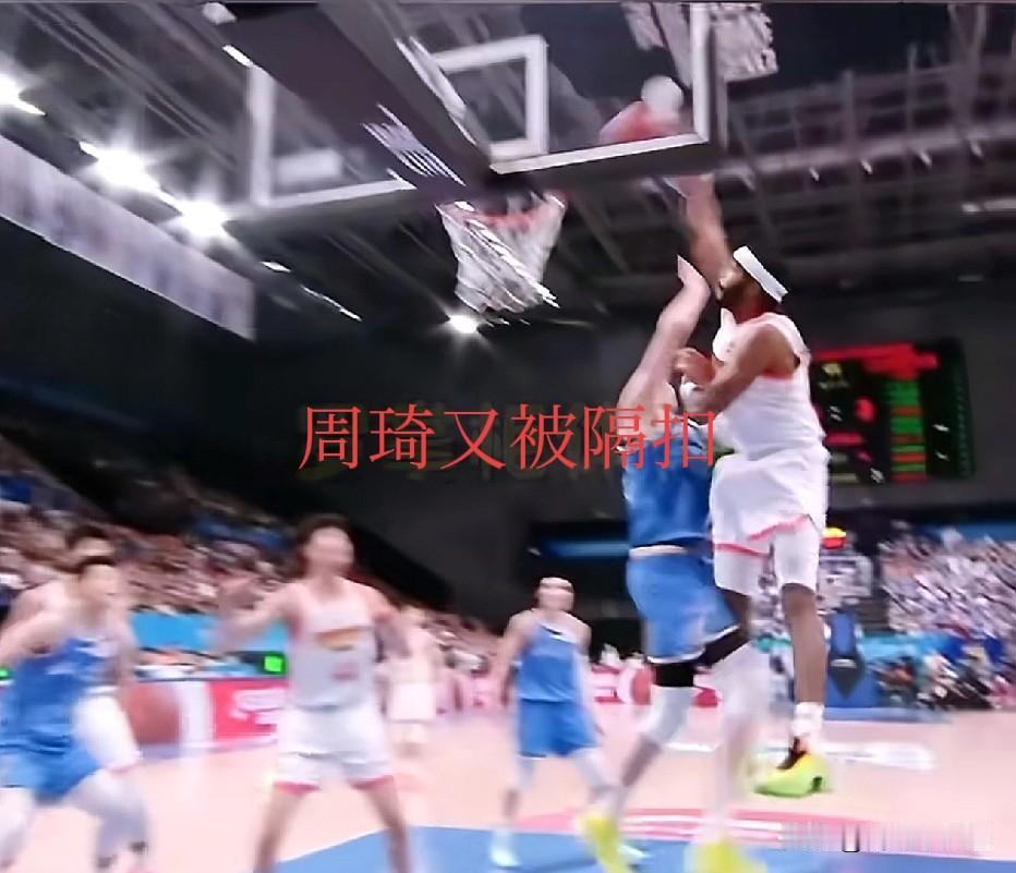 最近几天周琦比较惨，被隔扣好几次了。又推搡外援，被裁判警告了。
这外援是集体开会