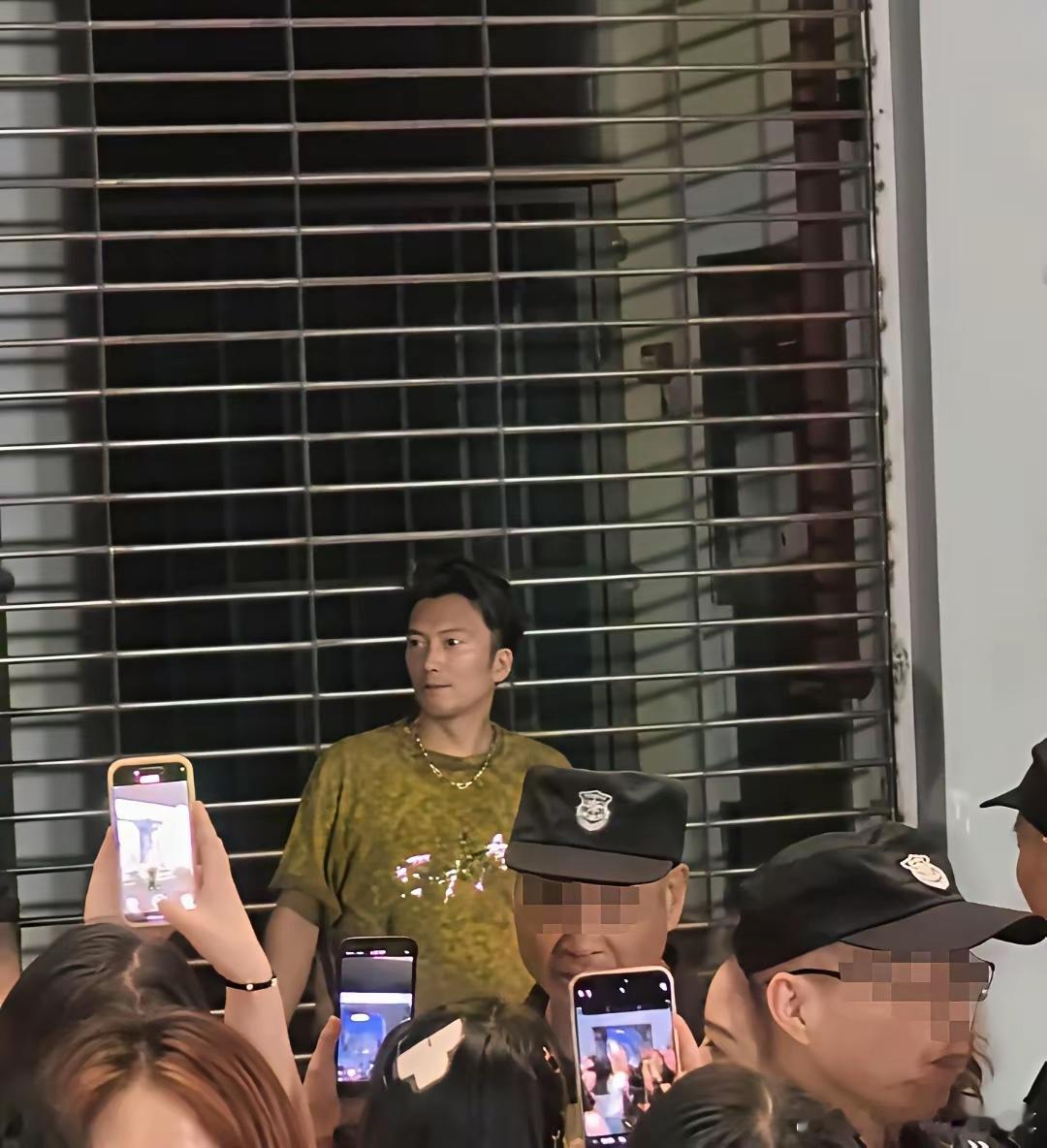 谢霆锋重庆演唱会惊现长相酷似的模仿者。安保嗓子喊冒烟：假的！ ​​​