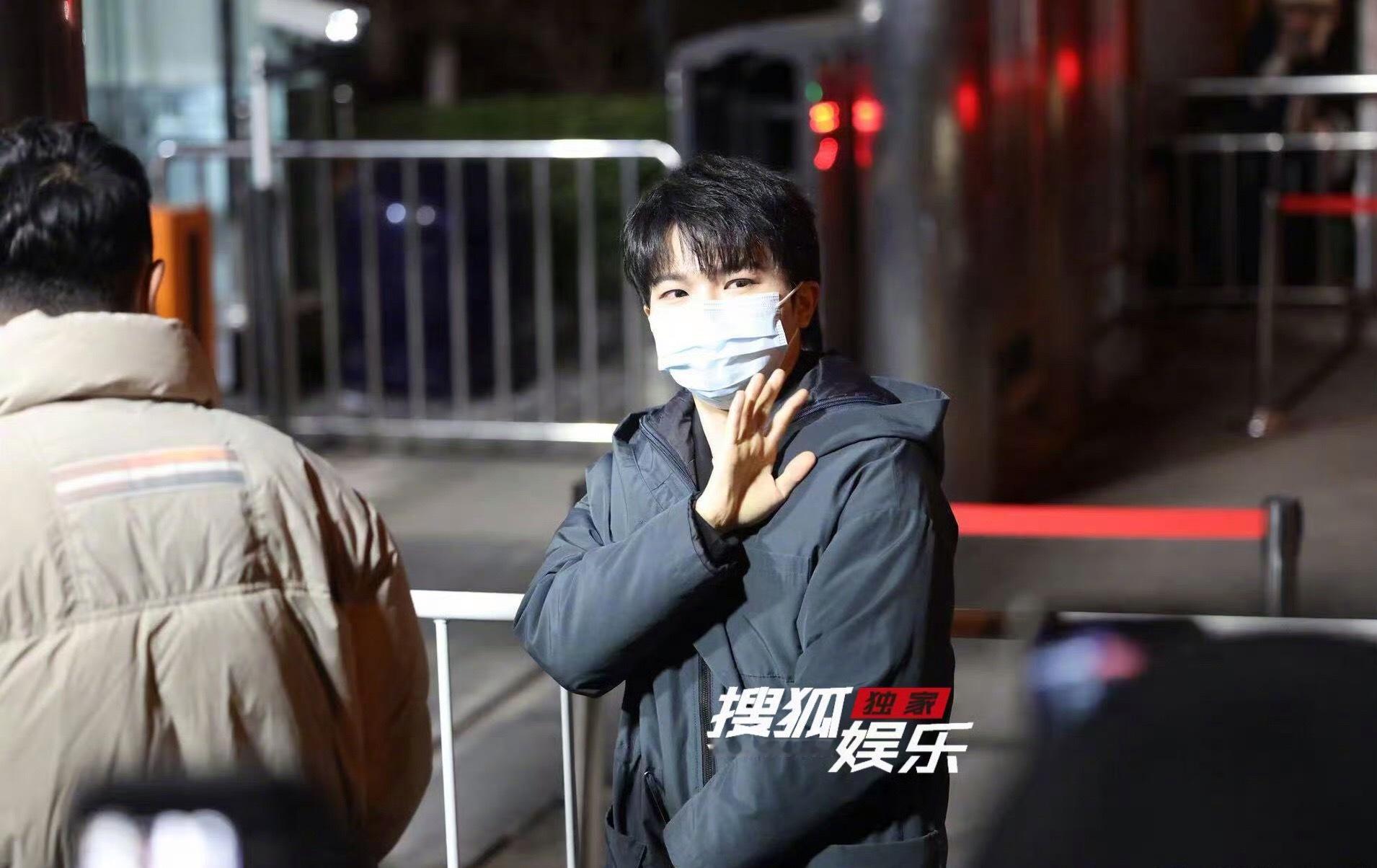 周深现身央视周深又被拍到去央视春晚彩排，㊗️一切顺利！期待在春晚上看到周深的舞台