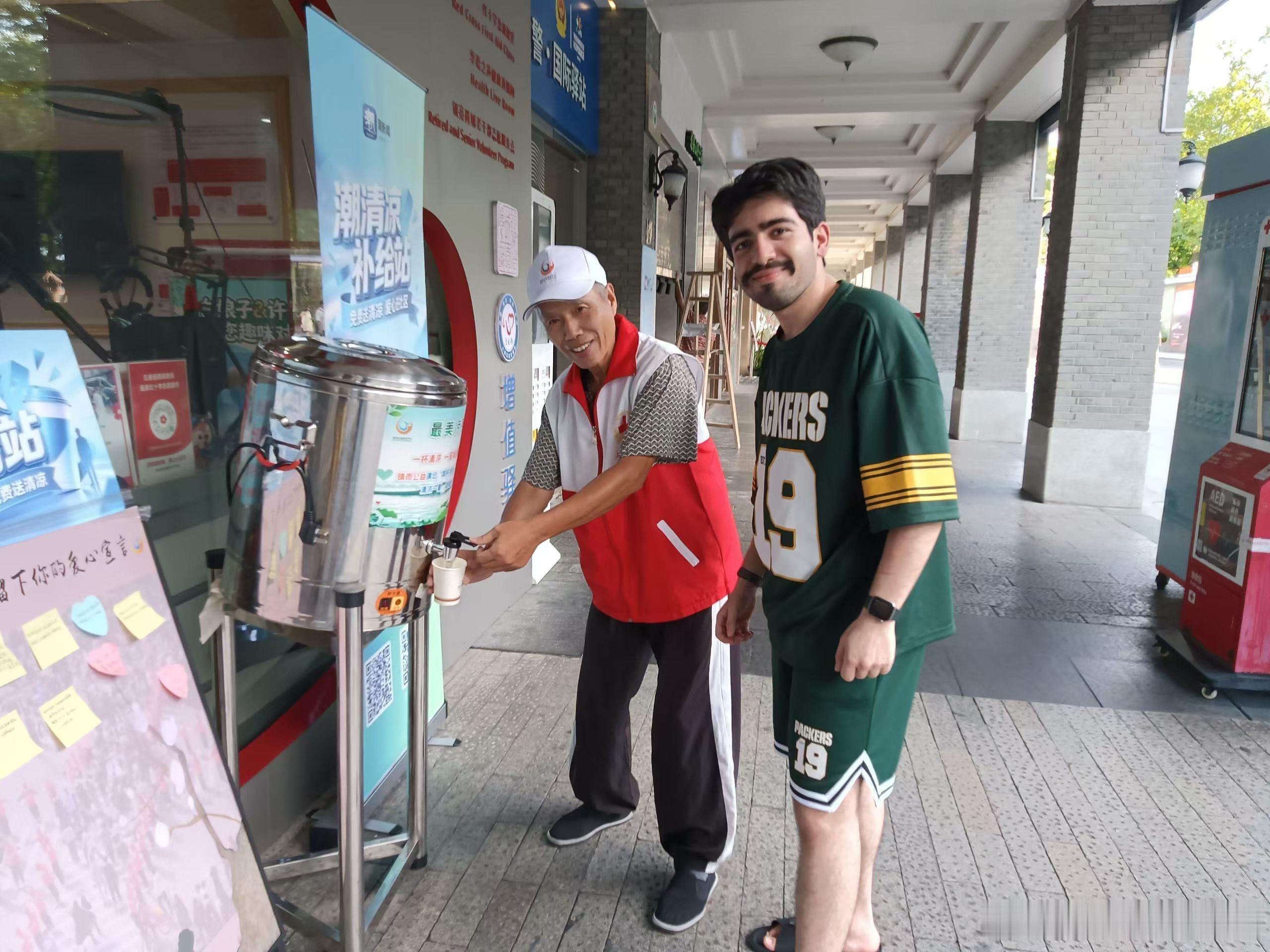 酷暑盛夏，湖滨步行街红十字驿站，由晴雨公益打造的“最美凉茶站”暖意涌动：外籍游客