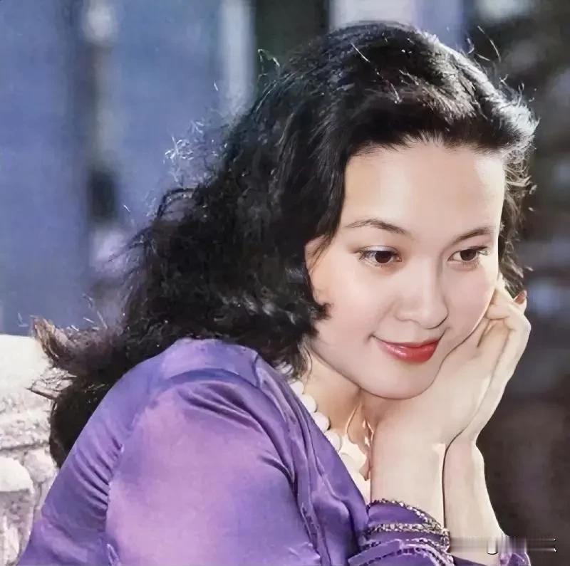 这位女演员，才貌双全，她既是女主持人，又是当红女演员，还是一位好妈妈。只可惜，她