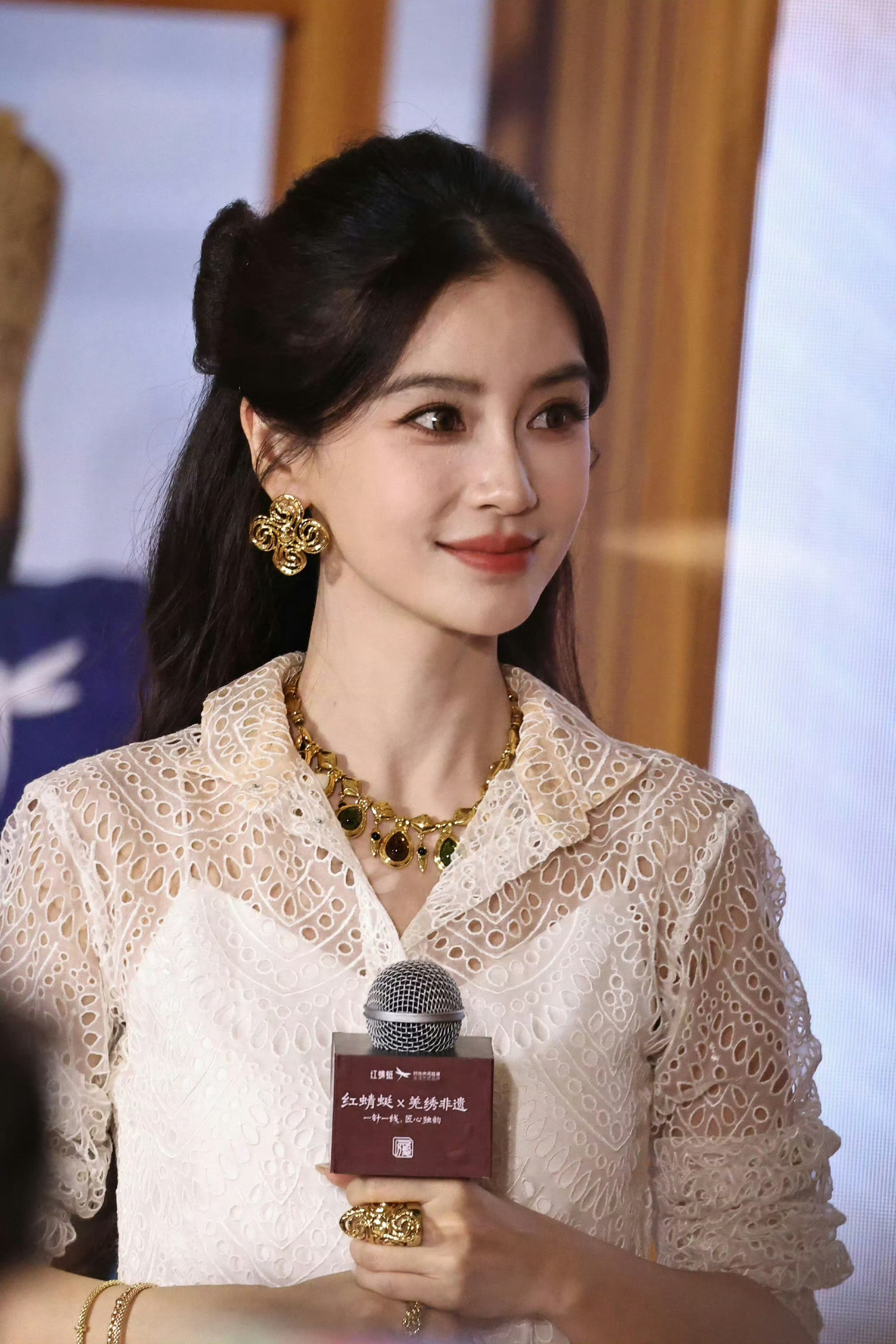 Angelababy像是来和我结婚的每次都能被baby美到，她整个人长得十分精致