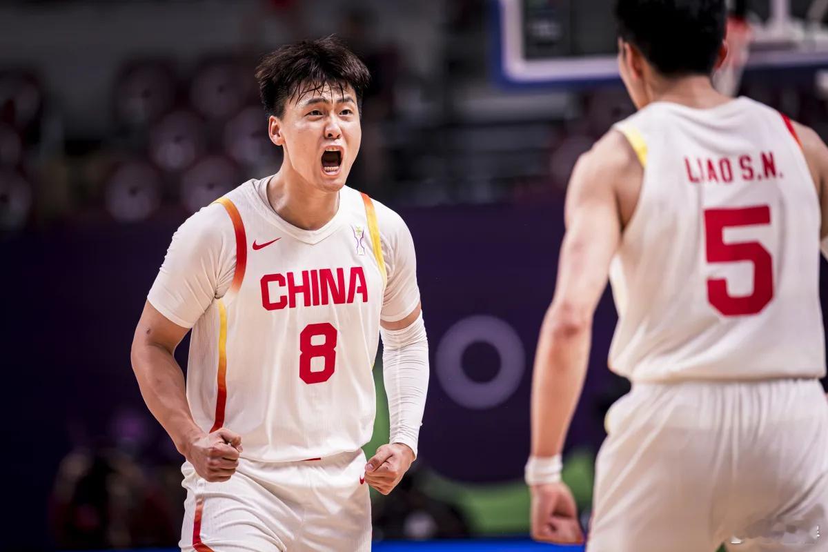 FIBA对比赛穿着有具体文字规定，我没记错的话，赵睿这件短袖必须跟比赛服同色。好