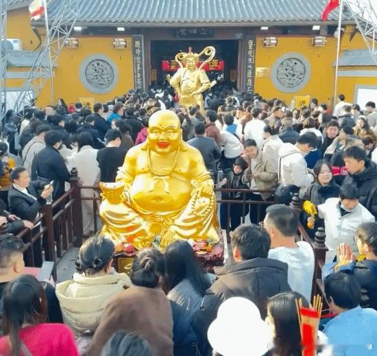 杭州天下第一财神庙幽默劝返：前方无厕所 无烤肠 无茶叶蛋2月21日，正月初五“求