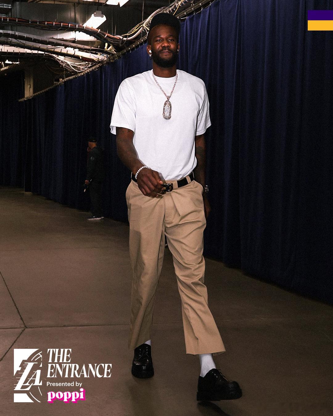 湖人抵达球馆！