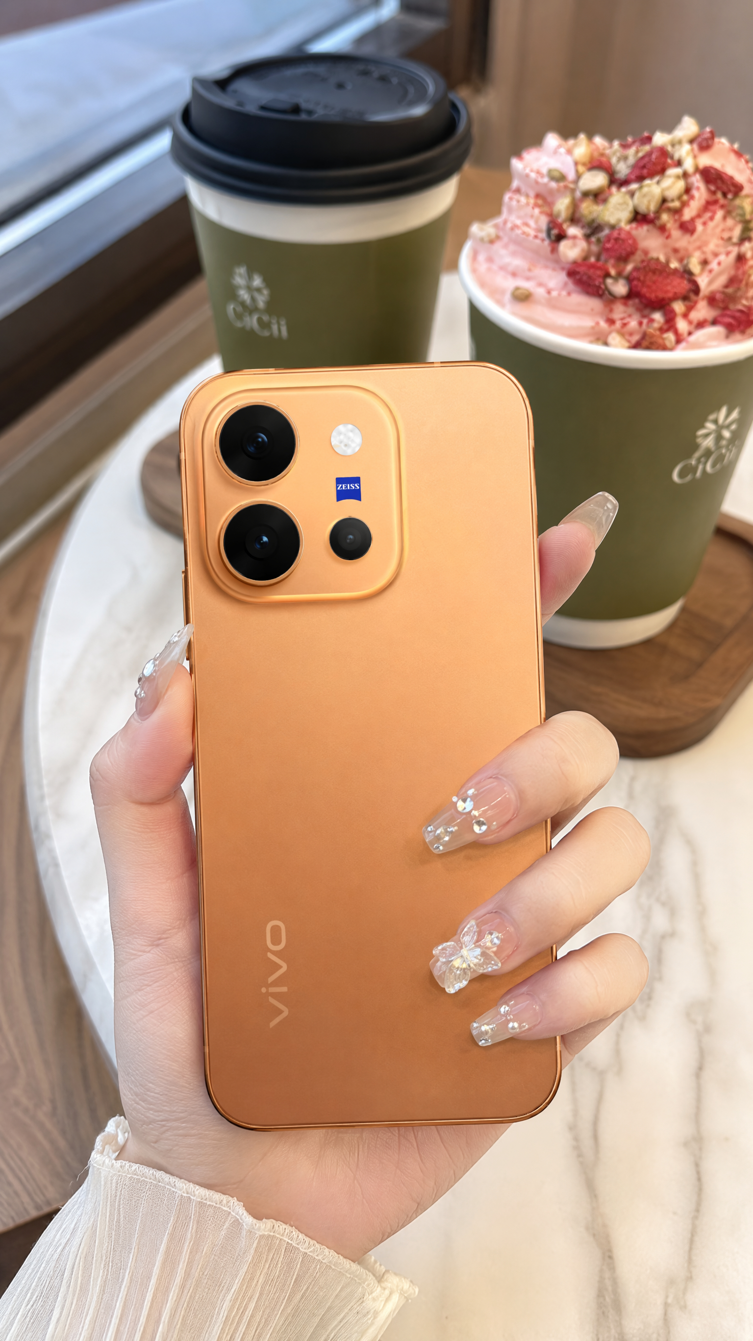 vivo X300 E今天正式开售了全新设计，超大圆润R角，高通第五代骁龙 8 