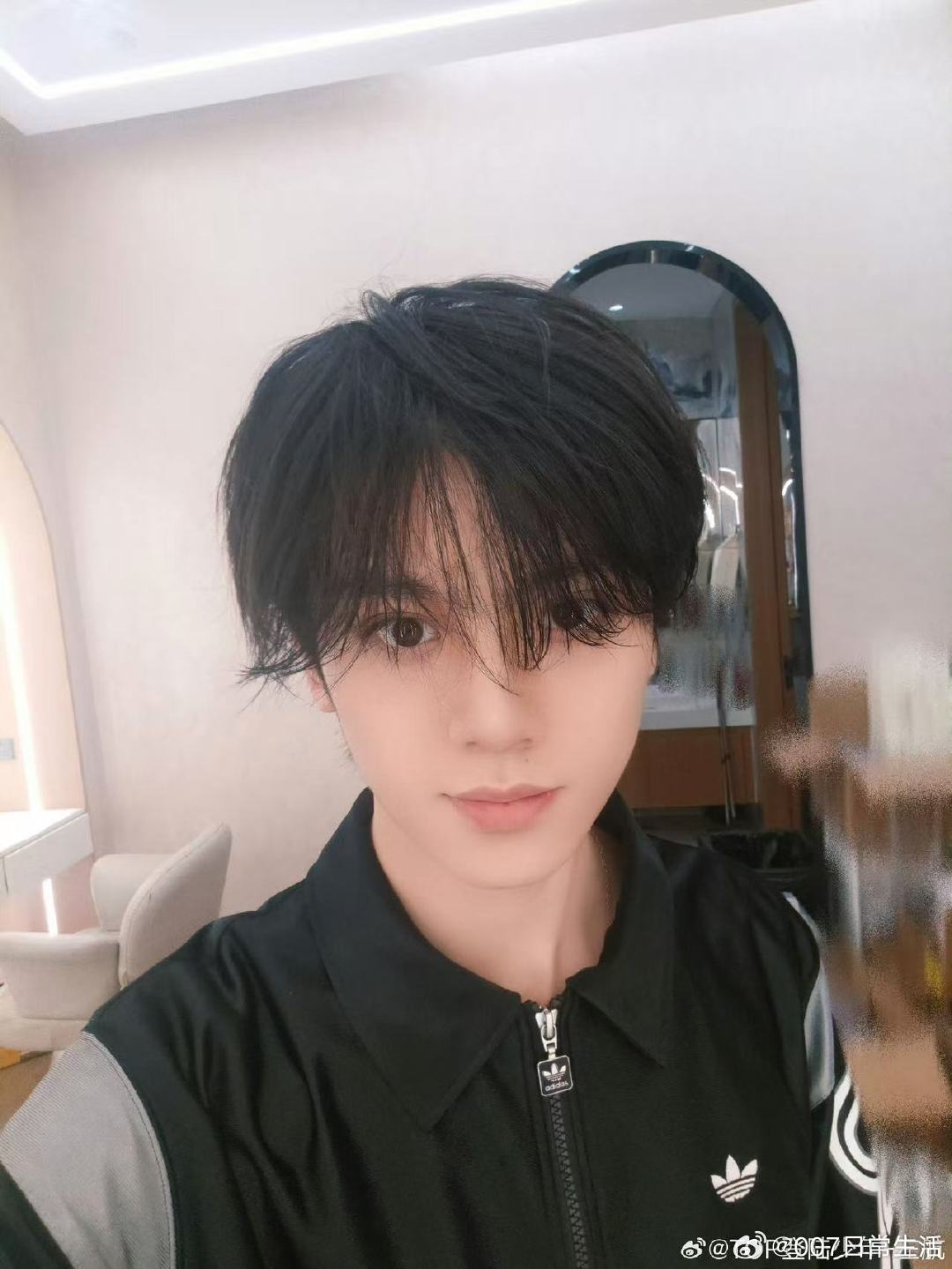 左航松弛感随拍左航潦草状态自拍 依旧美萌 
