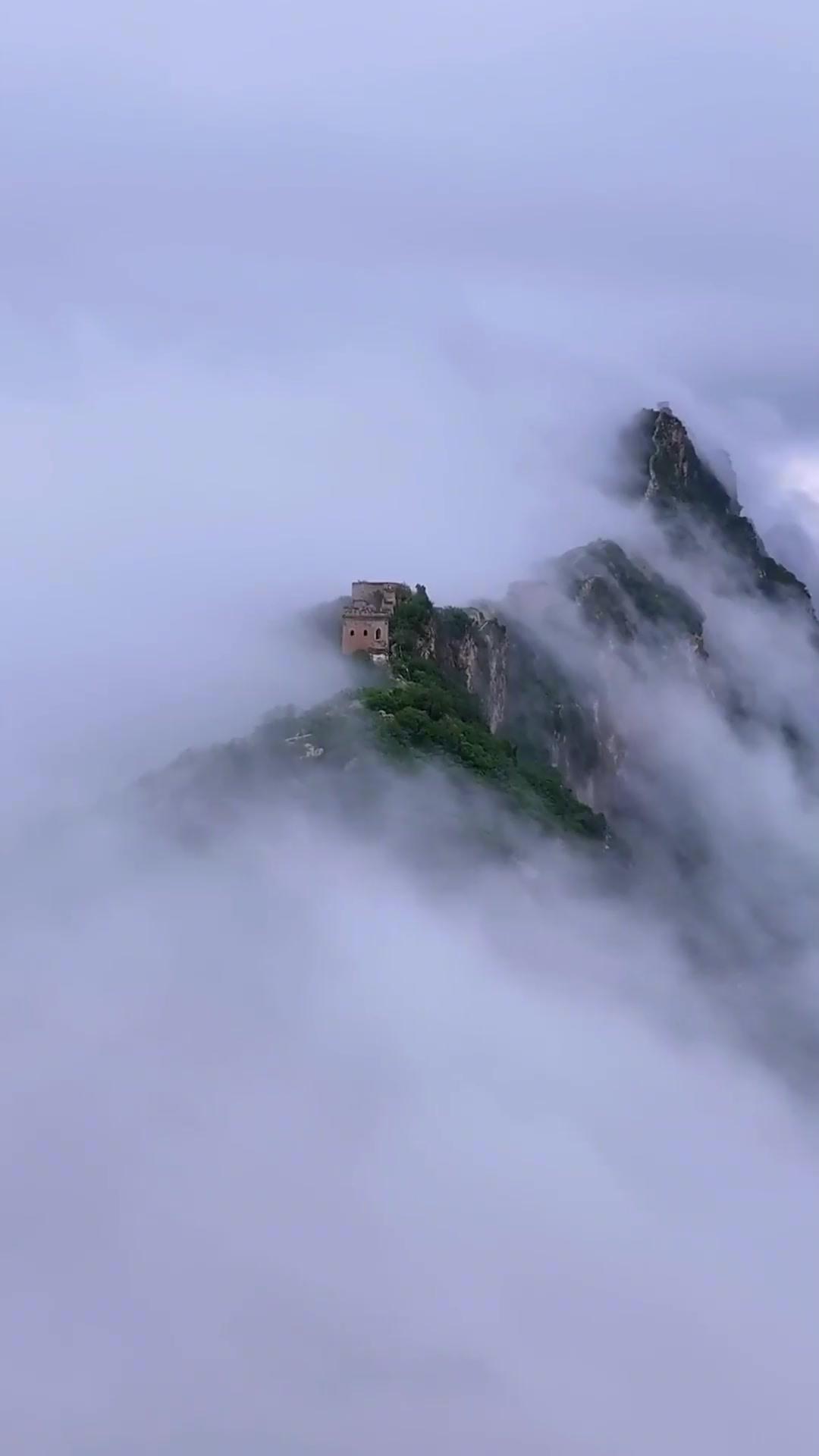 千层高山千层雾

万丈深渊万丈霭

日照香炉生紫烟，遥看瀑布挂前川。

飞流直下