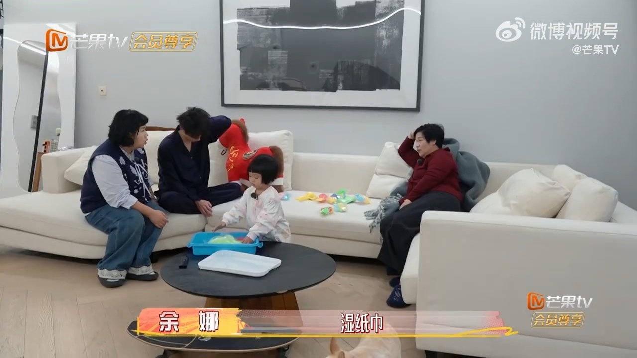 余承恩还没开机就接收带娃秘籍余承恩刚睡醒就被安排带外甥女糖果，姐姐一顿细节叮嘱，