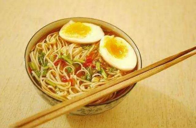 挂面，作为快节奏生活中的“救星”，以其方便快捷赢得不少人的青睐。然而，频繁食用这