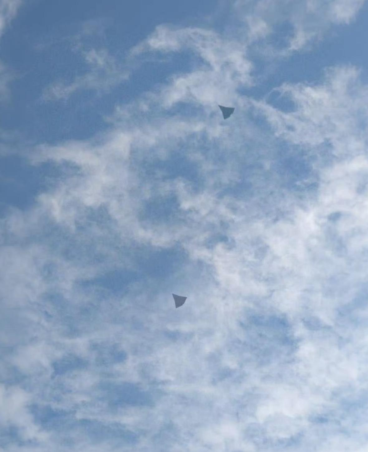 又一个没想到。

彩虹-7刚刚成功首飞，六代机也出来凑热闹了。

而且，还是一下