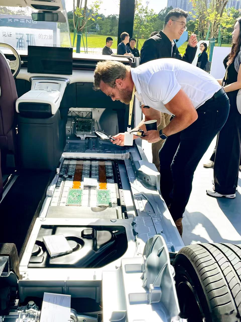 小鹏X9鲲鹏超级增程技术发布会外场着实火热，切割车旁外国媒体聚集，更有老外博主拿