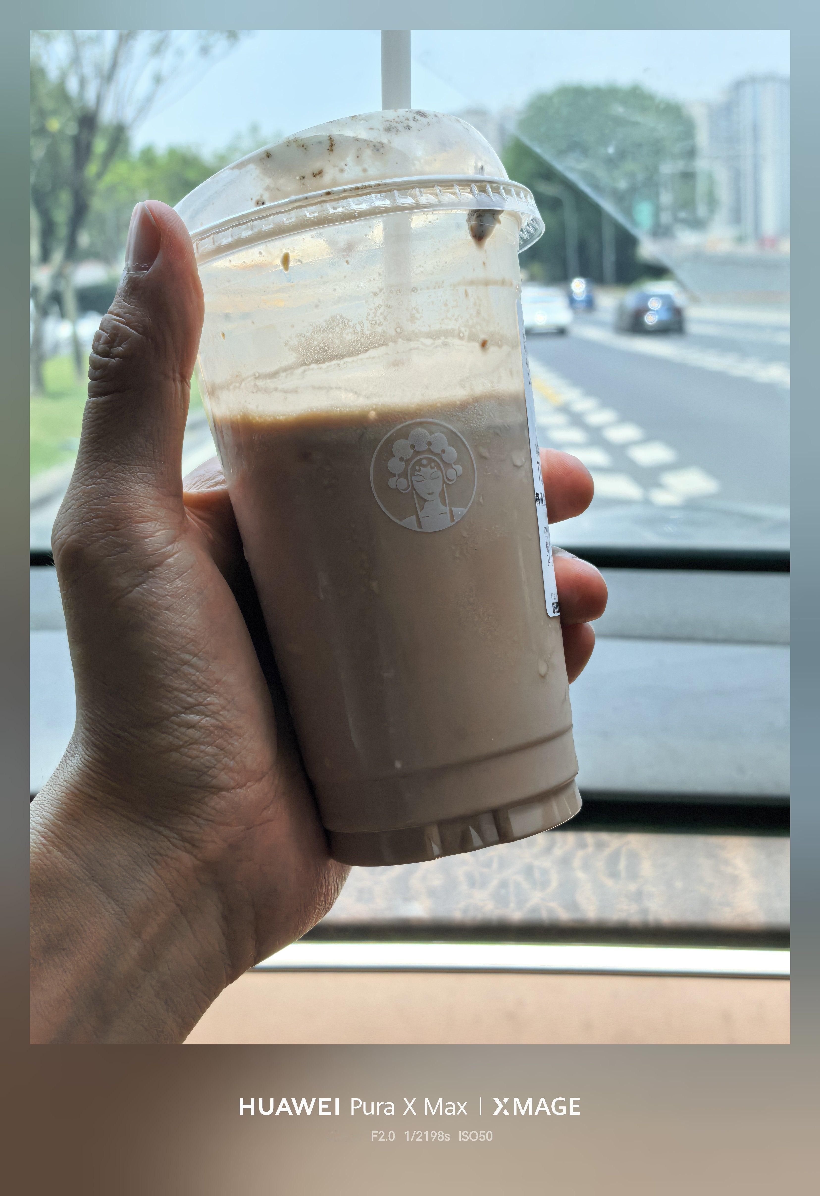 霸王茶姬就活该越做越差，点一杯奶茶，不想喝冰块太多，就备注了去冰。然后店员说“这