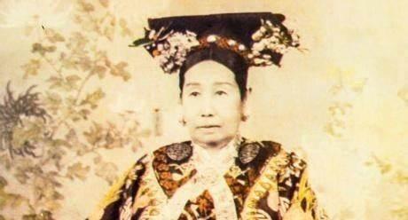 1880年， 慈禧 长了 痔疮 ，烦躁的很，太医们束手无策，无奈之下， 李莲英 