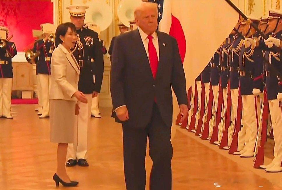 访日的特朗普VS访华的特朗普事实证明，强大才能赢得尊重。中美平起平坐！ 