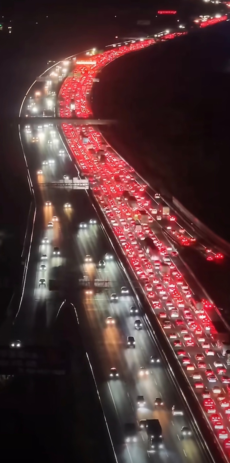 这不叫堵车 这叫铺红地毯果然，有文化的人就是不一样，描述词都这么的清新，不像咱们
