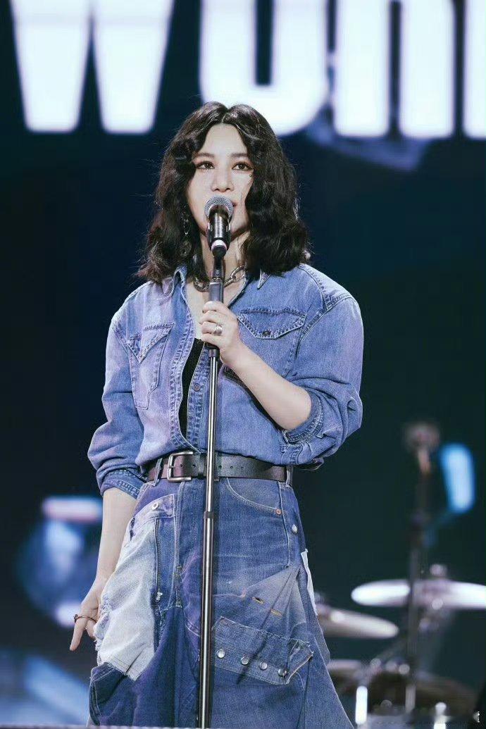 尚雯婕你参加音乐节还带教材啊尚雯婕真的好敬业，参加音乐节还带教材，简直不要太棒了