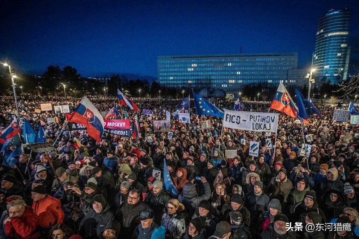 昨晚，布拉迪斯拉发爆发大规模抗议，约有 60,000 名示威者聚集在主广场反对总