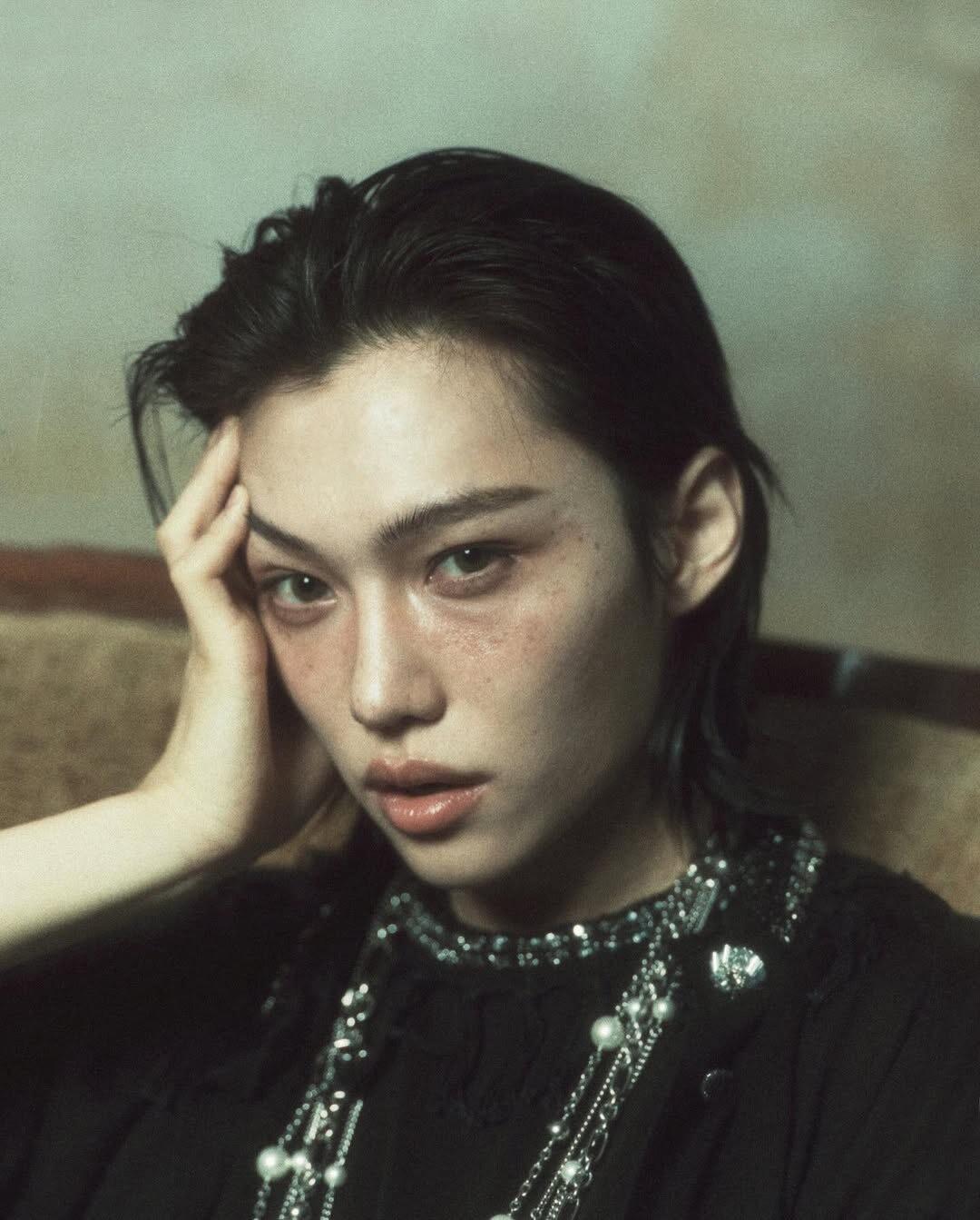 【李龙馥】好性感的泪沟和颧骨。 