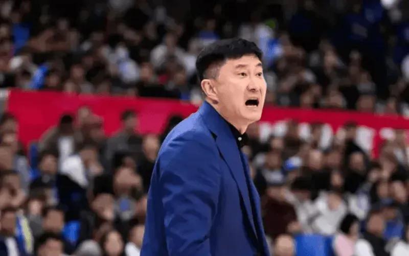 广东男篮主教练杜锋最近在采访中放低了姿态，坦言球队现在面临不少麻烦，伤病加上阵容
