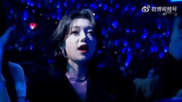 希林娜依高演我看演唱会 她跟着唱的时候，手还会不自觉地跟着打拍子，那种自然流露的