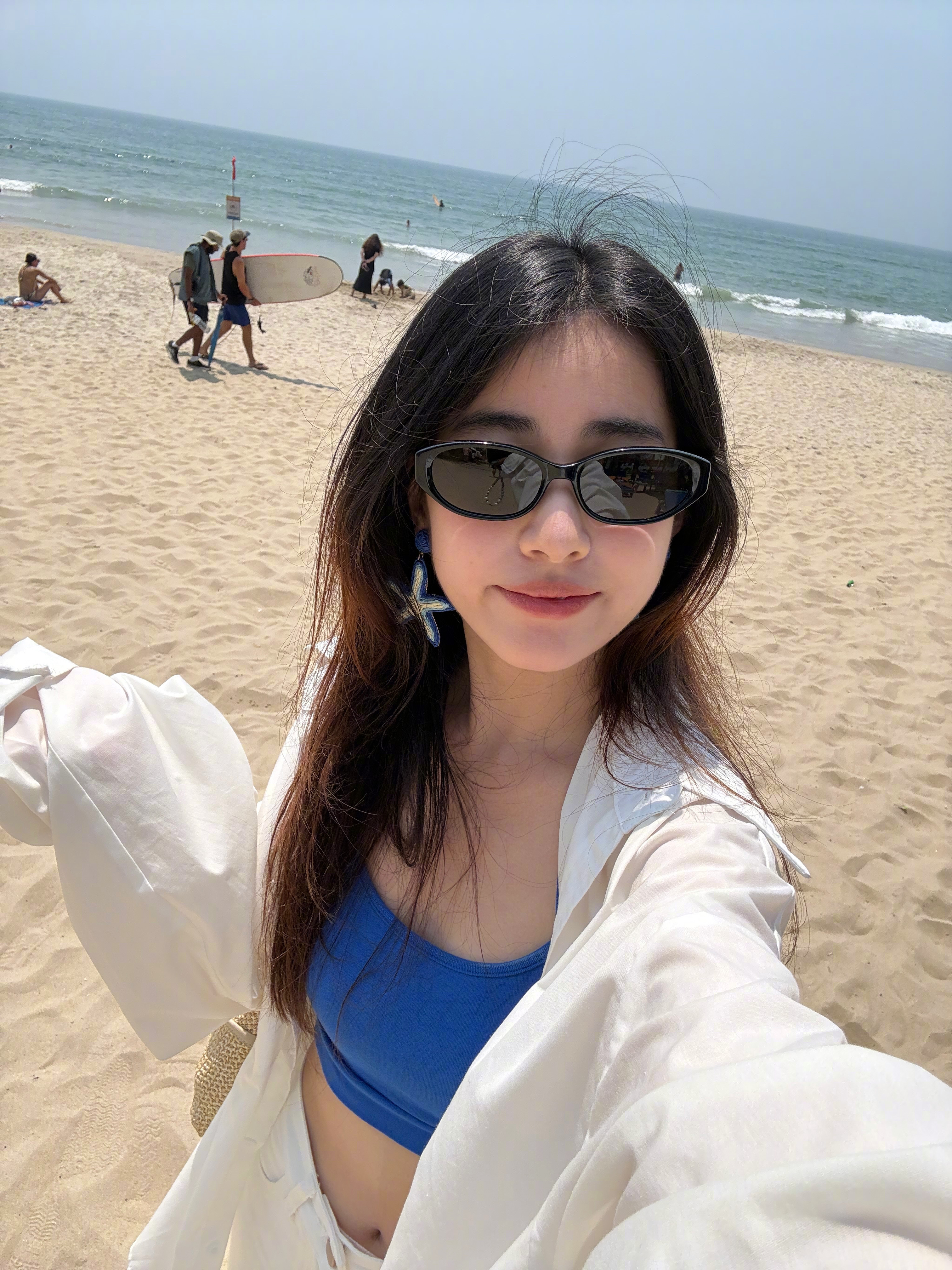 越南岘港小记🌊美溪海滩的沙子软乎乎的，踩上去像踩在云朵上，风里都是咸咸的气息，