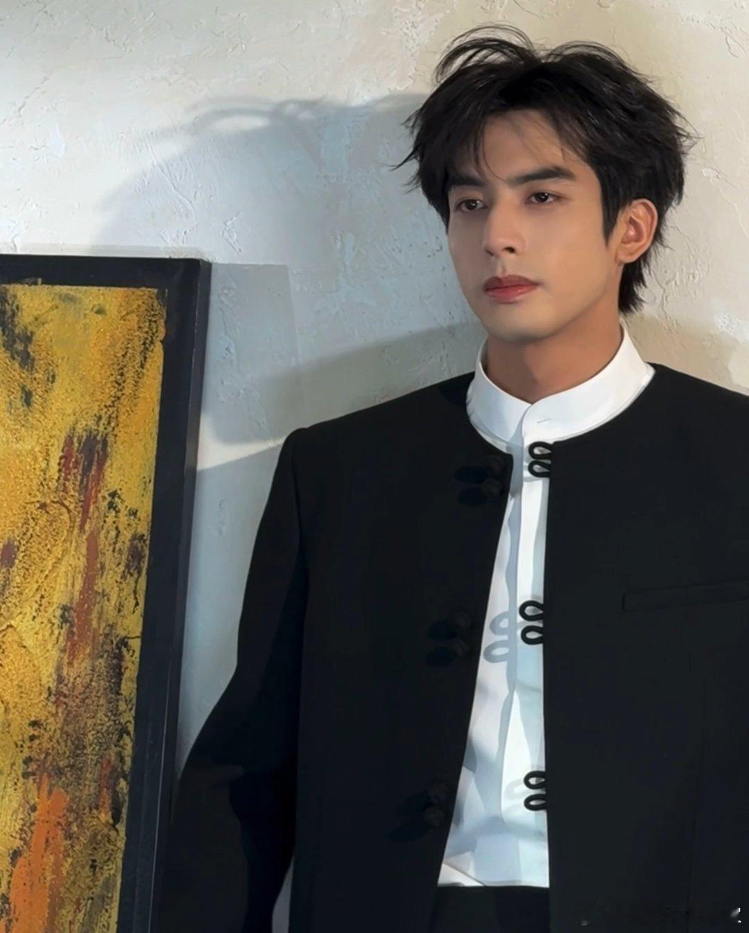 宋威龙今日造型图合集🈶，男模级别的，真就是对眼睛太友好咯！