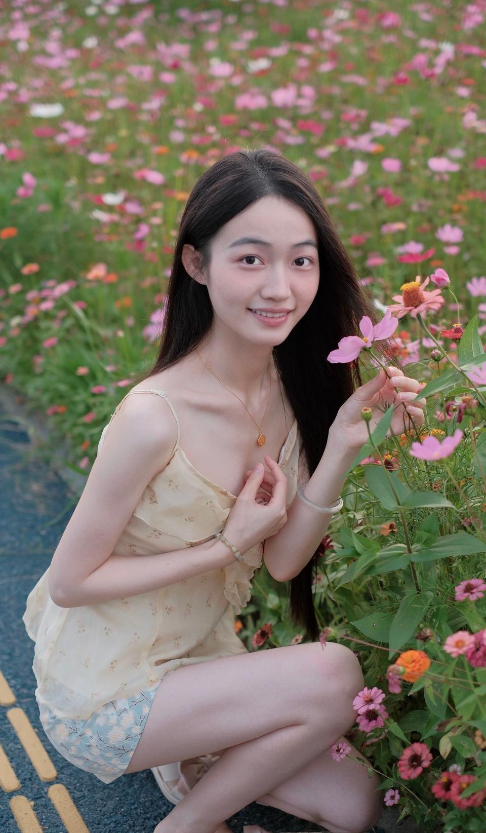 开车回家的路上
我哥看到路边有一片花
于是我得到了...