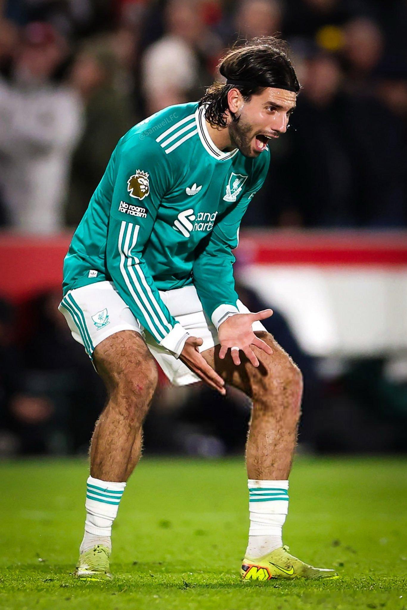 2-3 英超四连败  这一场原本以为是转折点 但踢的更烂 在面对对手高压逼抢，边