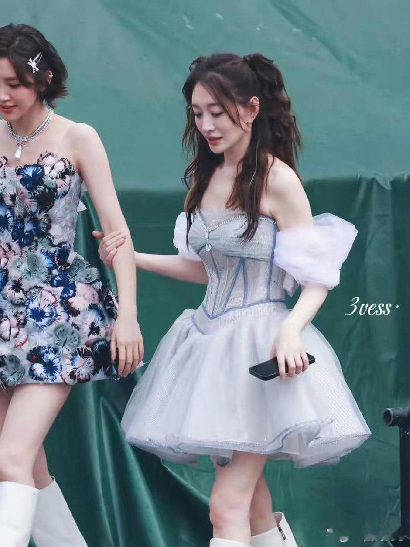 五十岁李小冉浪姐造型惊艳全场！蓬蓬裙搭配俏皮双马尾，元气氛围感拉满，绝佳状态看着