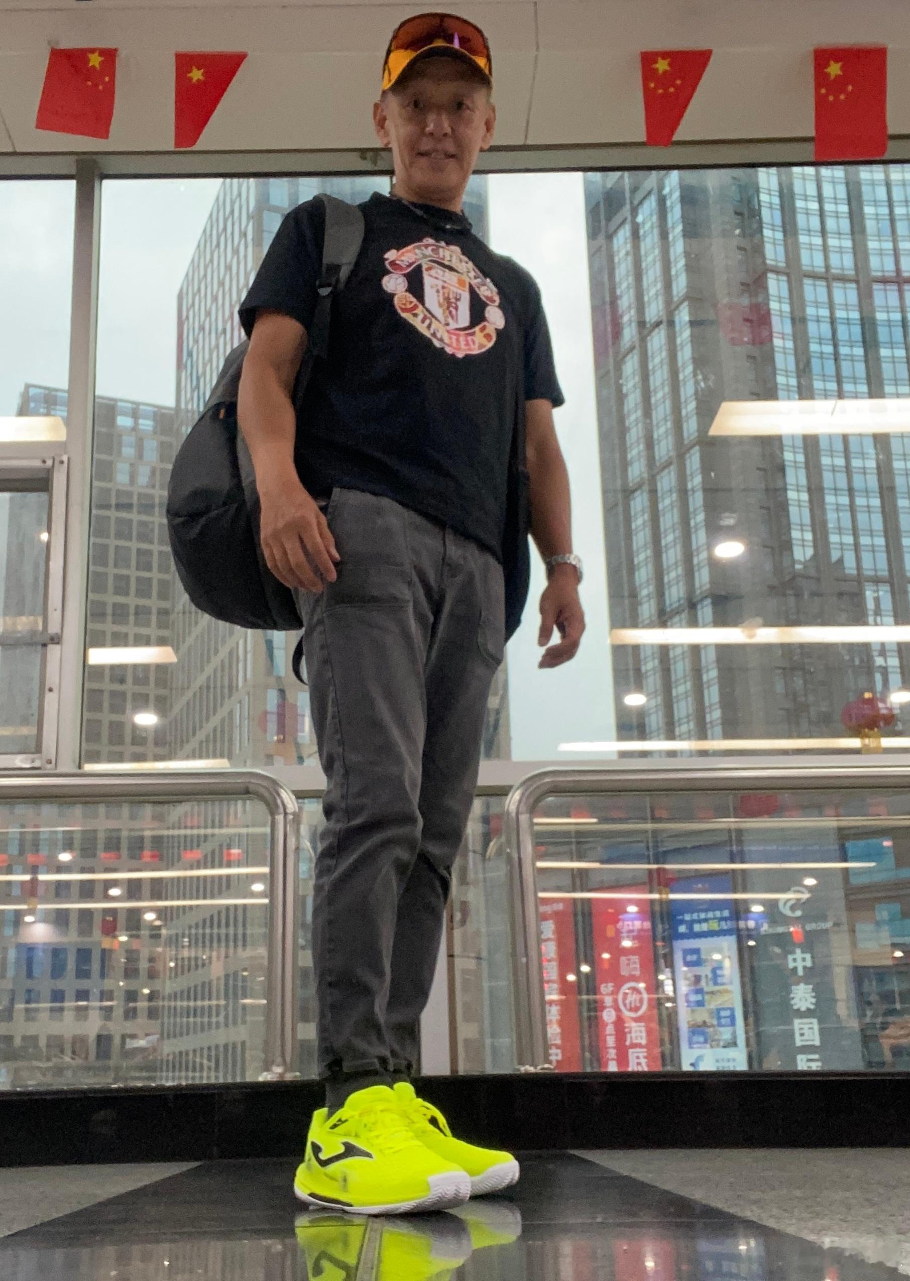 背着网球拍，穿著网球鞋，去那里？去开工，凌晨三点，在港，​​​